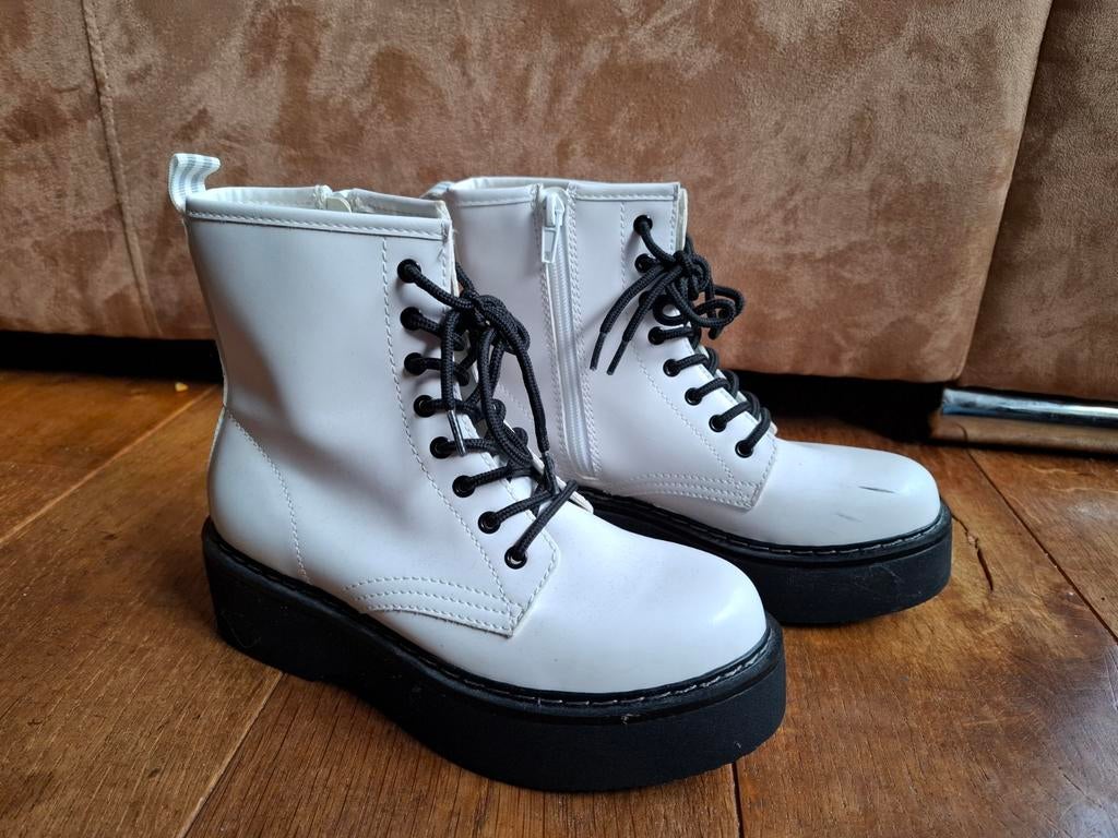 Witte Claudia Ghizzani schoenen maat 36 met zwarte zool, Claudia Ghizzani, Wit, Lage of Enkellaarzen, Ophalen of Verzenden