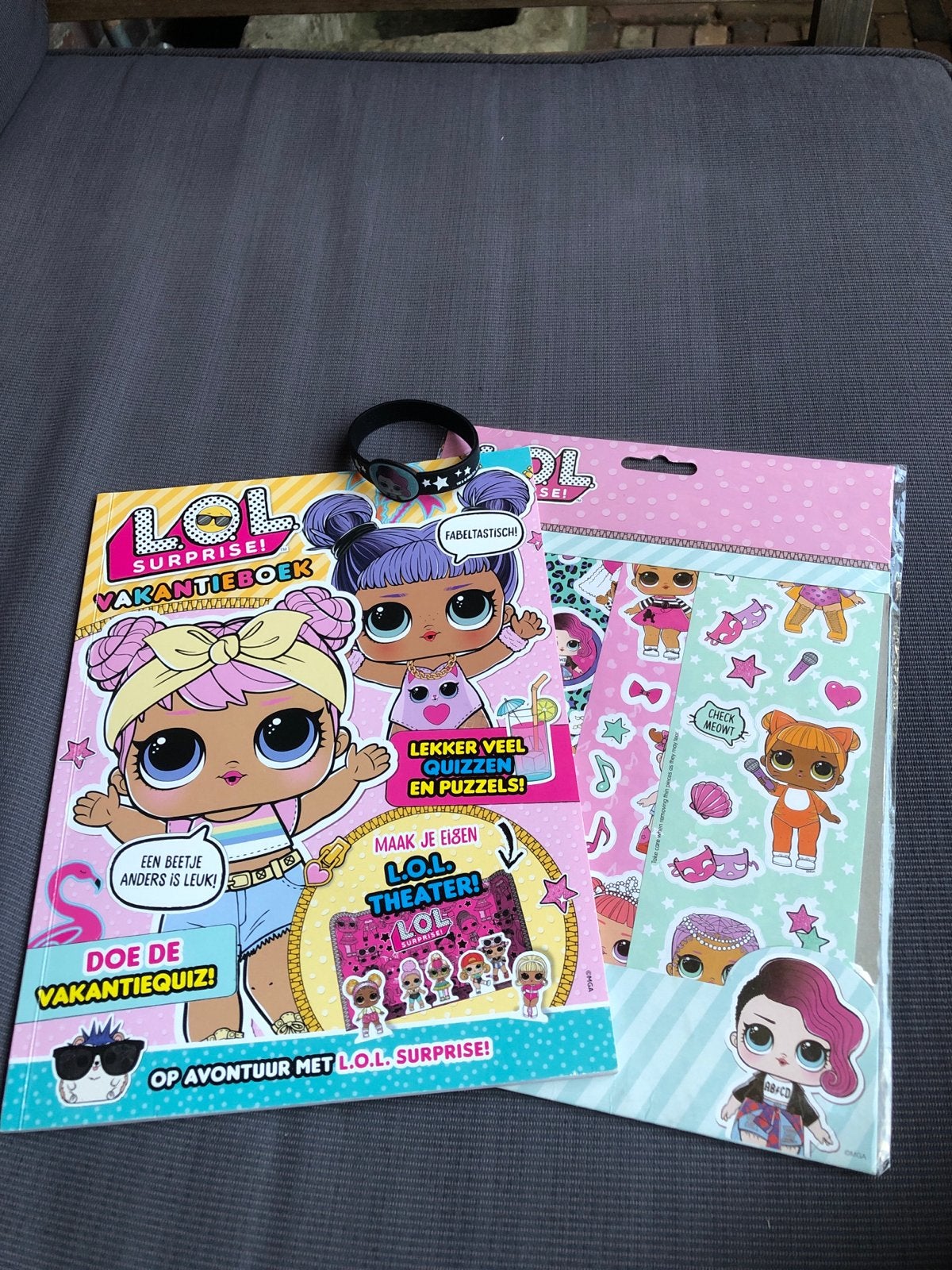 L.O.L. Surprise! Vakantieboek en Sticker Fun set en armband, Ophalen of Verzenden, Zo goed als nieuw, Non-fictie