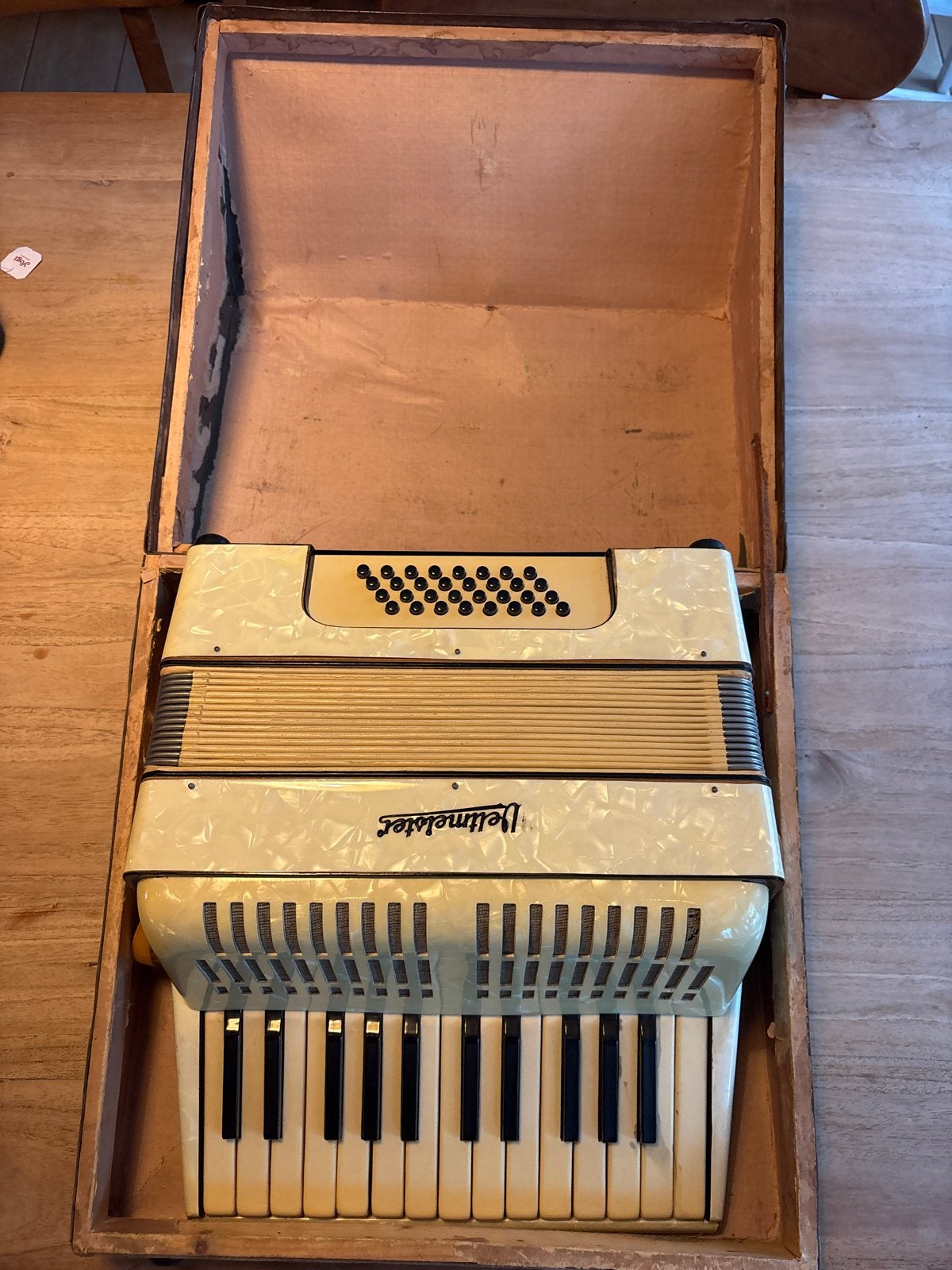 Weltmeister accordeon met koffer en riemen, Ophalen, Gebruikt, Toetsaccordeon, Met koffer