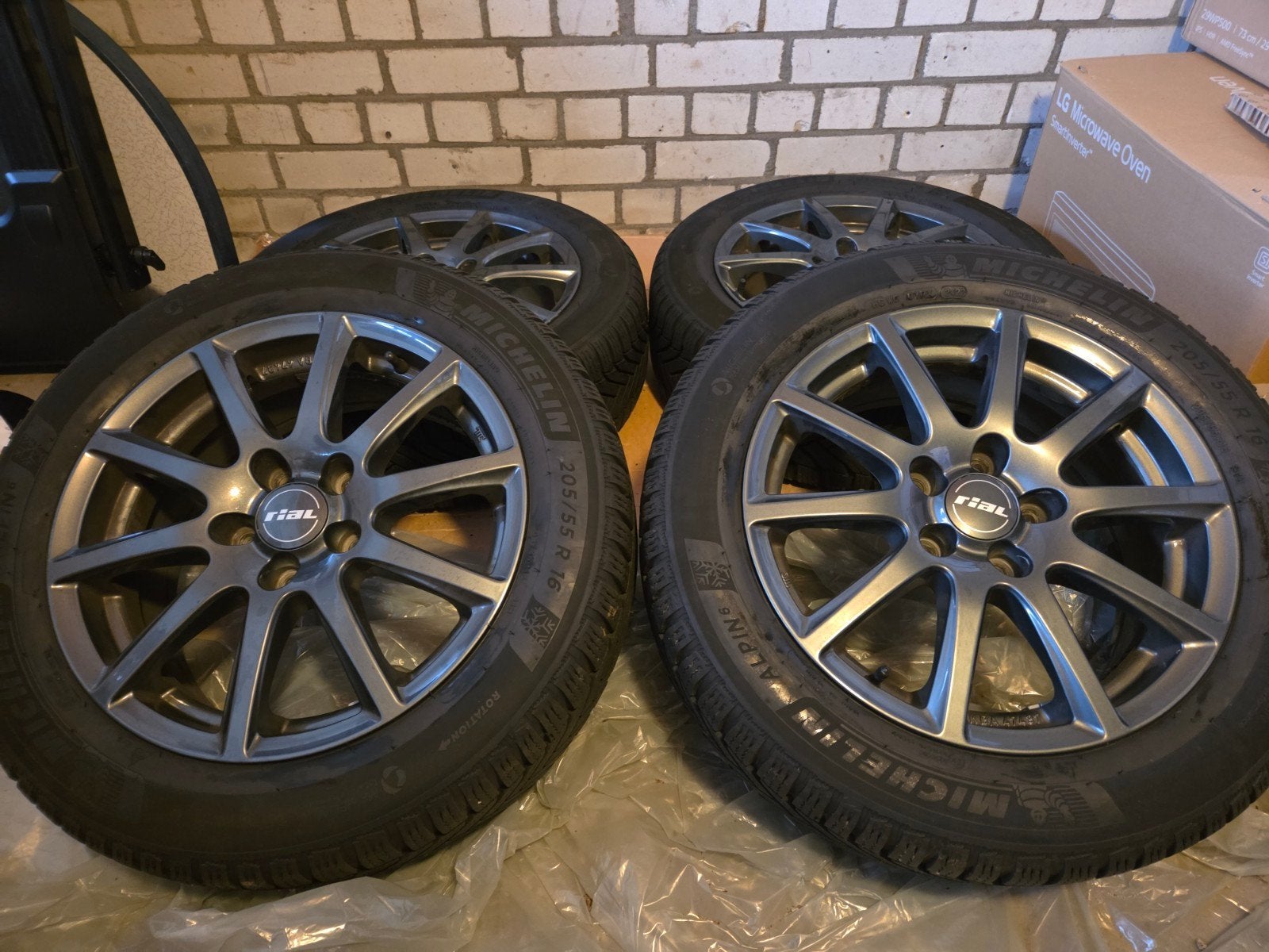 Michelin winterbanden met Rial velgen - 205/55 R16, Ophalen, Gebruikt, 16 inch, Banden en Velgen