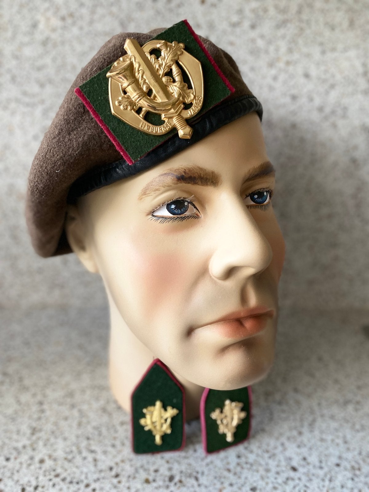 Baret Limburgse Jagers maat 60 met 2 kraagspiegels, Verzamelen, Ophalen of Verzenden, Landmacht, Nederland, Helm of Baret