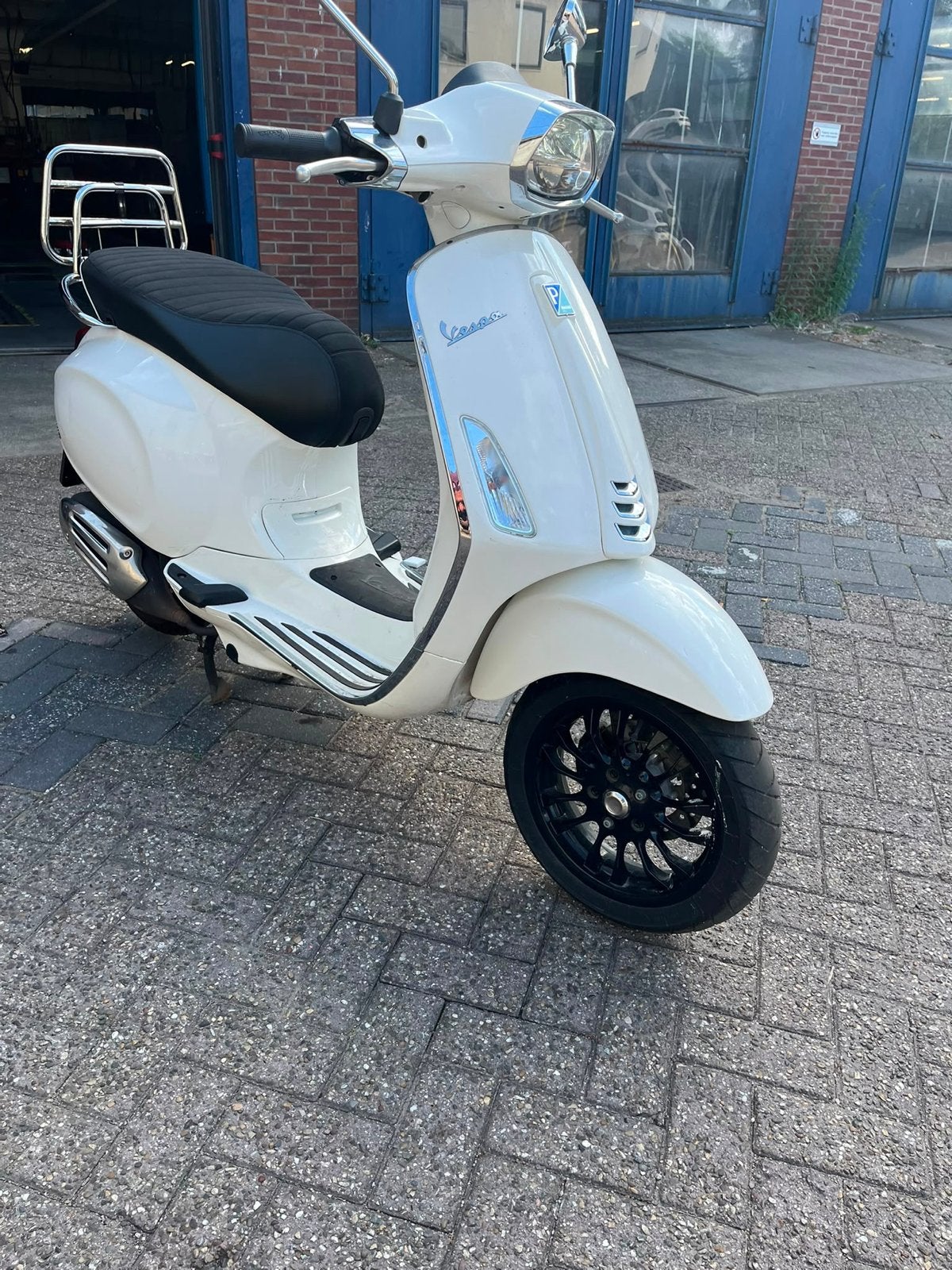 Vespa Sprint 25km/u - Wit - Zo goed als nieuw, Fietsen en Brommers, Scooters | Vespa, Ophalen, Overige modellen, Zo goed als nieuw