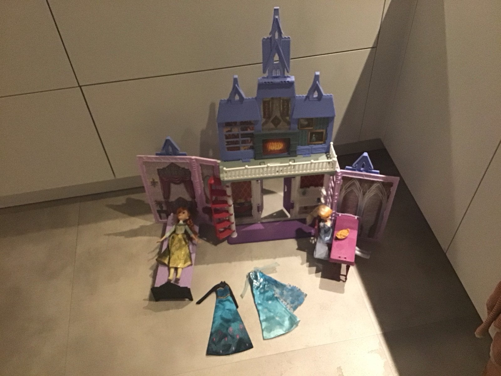 Disney Frozen Kasteel / poppenhuis met Anna en Elsa poppen, Ophalen of Verzenden, Gebruikt, Overige typen