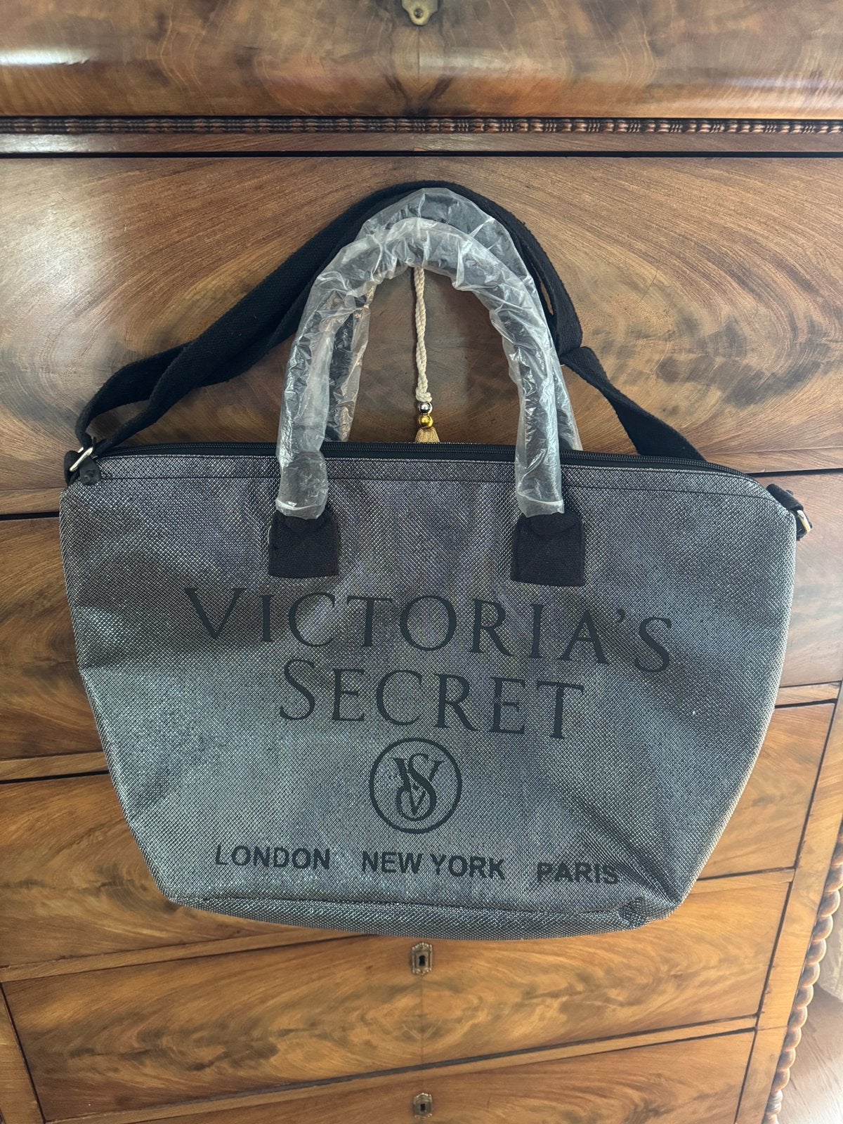 Nieuw, Tas victoria secret tas,  metallic grijs, Sieraden, Tassen en Uiterlijk, Ophalen of Verzenden, Zo goed als nieuw, Grijs