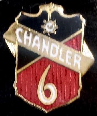 Chandler -6- pin (replica), Verzenden, Nieuw, Transport, Speldje of Pin