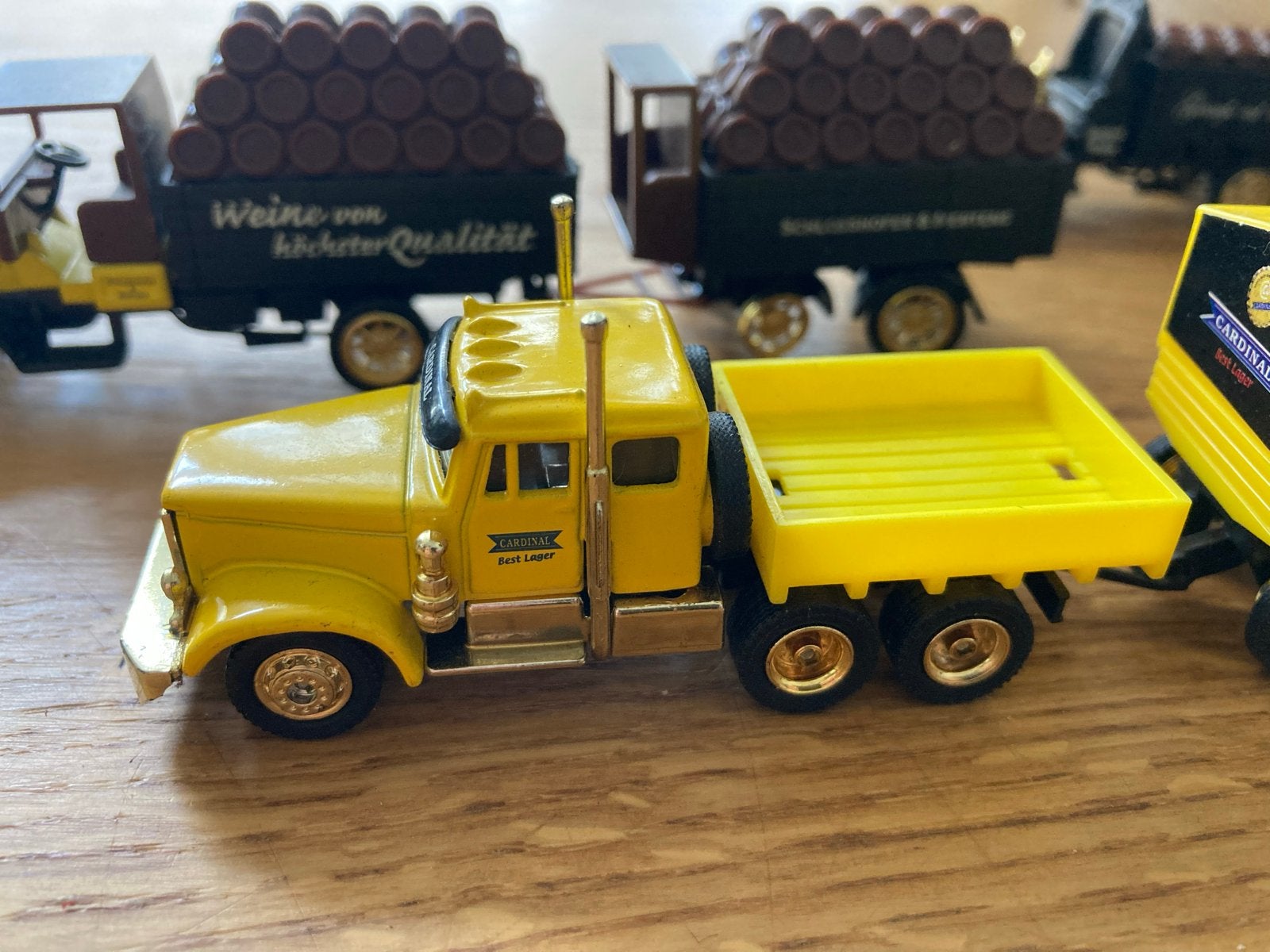 Verzameling van 4 miniatuur vrachtwagens met aanhangers, Ophalen of Verzenden