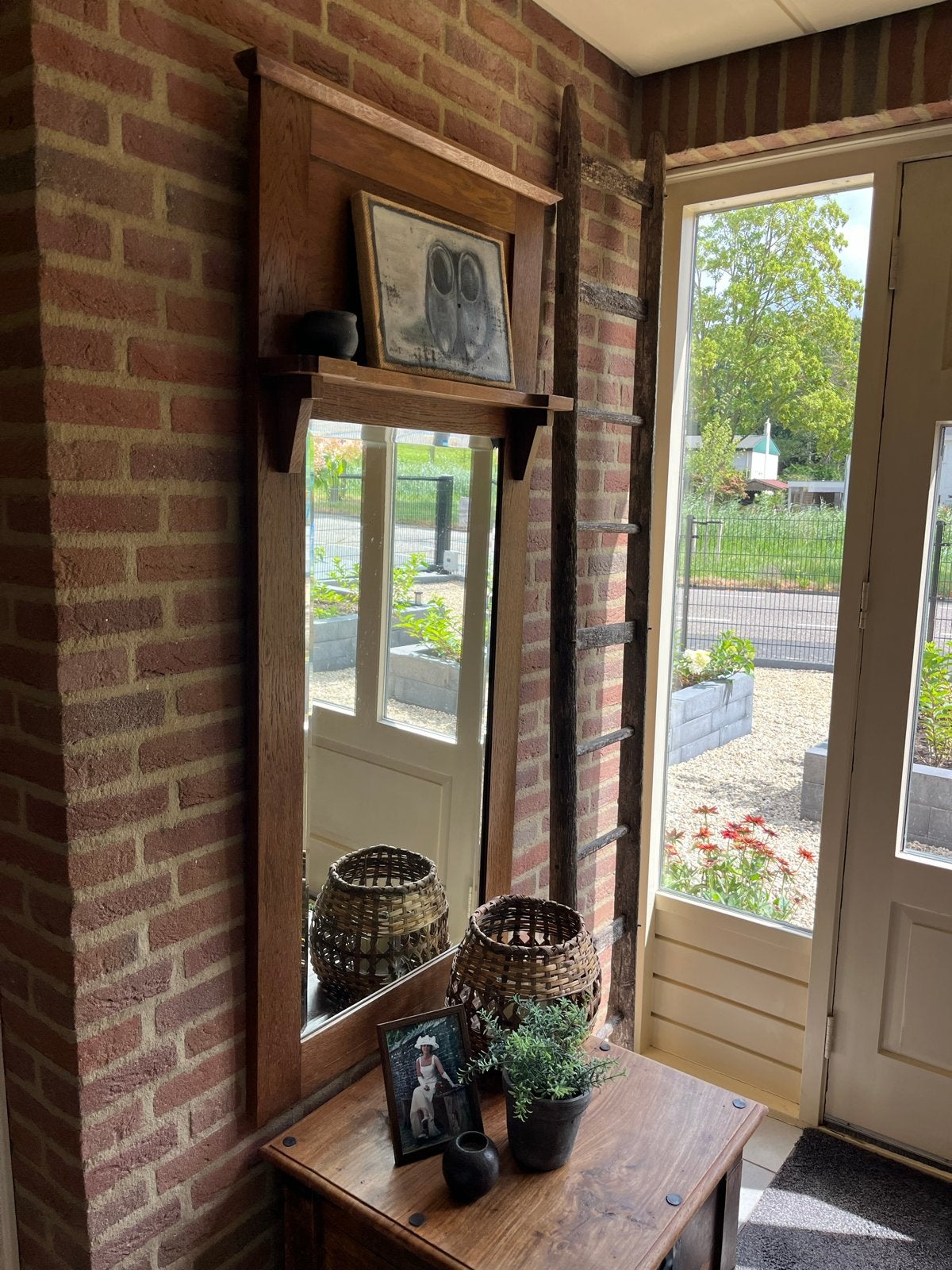Houten spiegel met plankje en decoratieve lijst, Ophalen, Rechthoekig, 50 tot 100 cm, 150 tot 200 cm