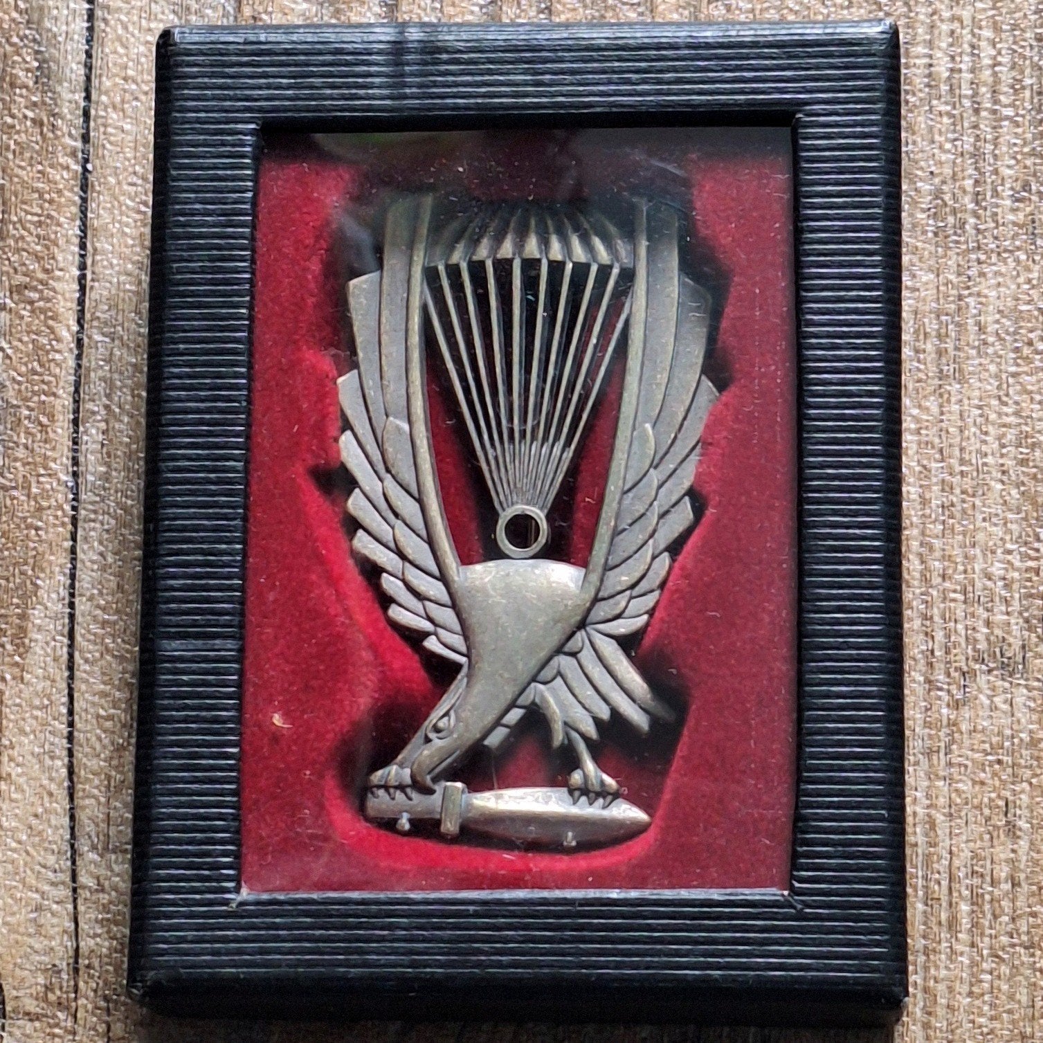 WW2 Italiaanse Parachutisten Badge (Replica) in Displaydoosj, Ophalen of Verzenden, Luchtmacht, Overige gebieden, Embleem of Badge