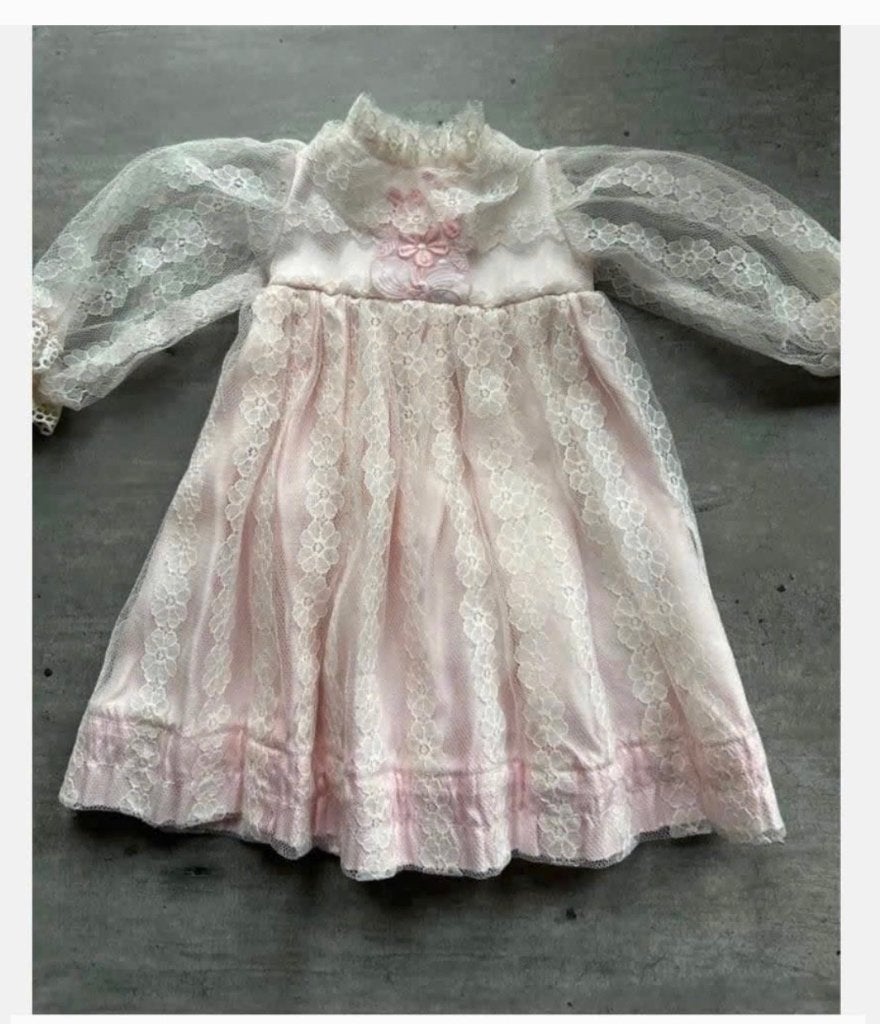 Vintage antiek roze poppenjurkje met kant bloem, Ophalen of Verzenden, Zo goed als nieuw, X, Kleertjes