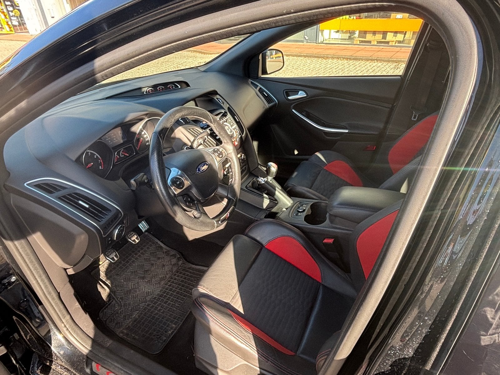 Foto 12 van Ford Focus 2.0 ST 184KW Wagon 2014 Zwart