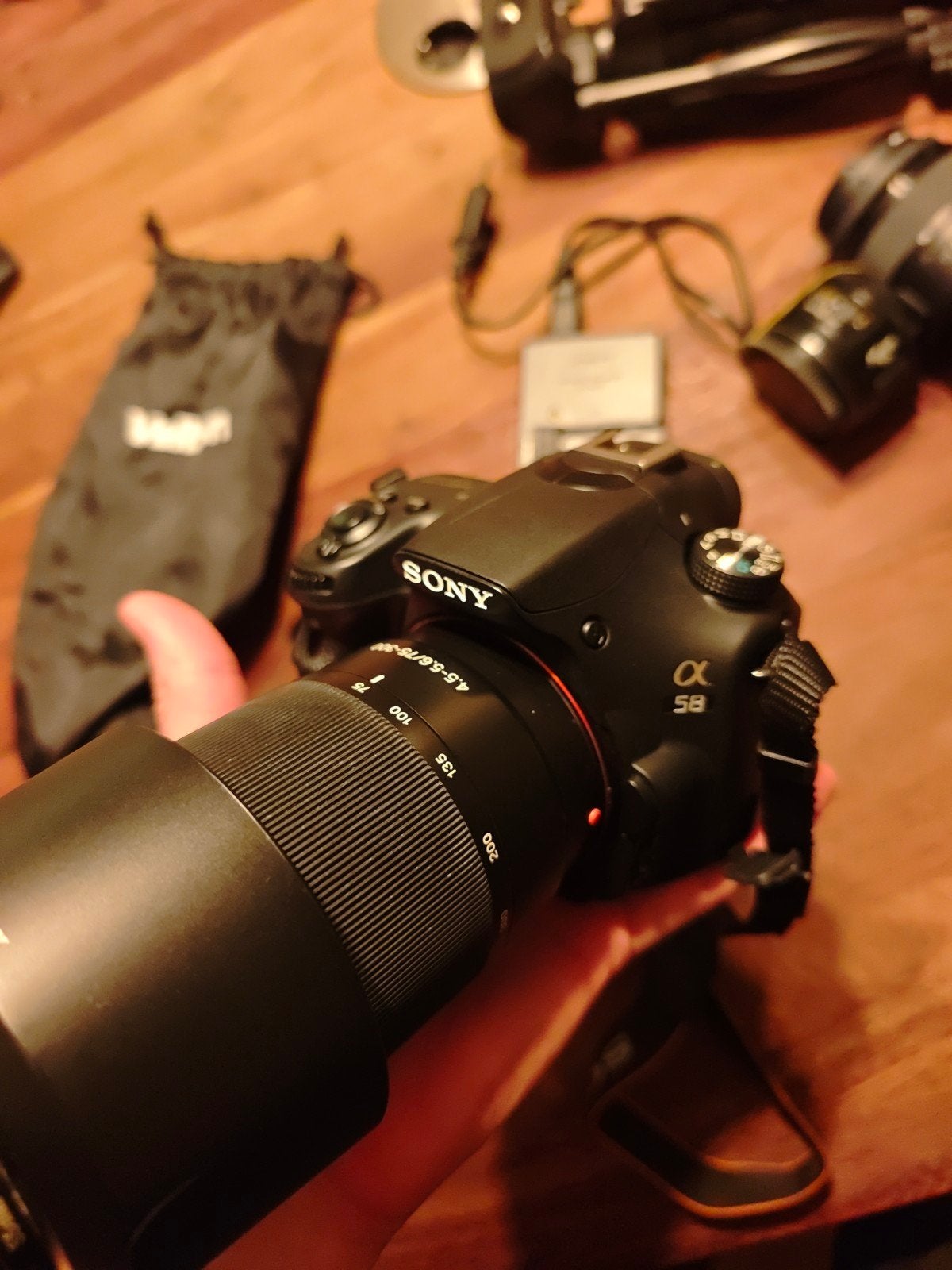 Sony Alpha A58 DSLR Camera met 3 lenzen en accessoires, Sony, Ophalen of Verzenden, Zo goed als nieuw, Zonnekap