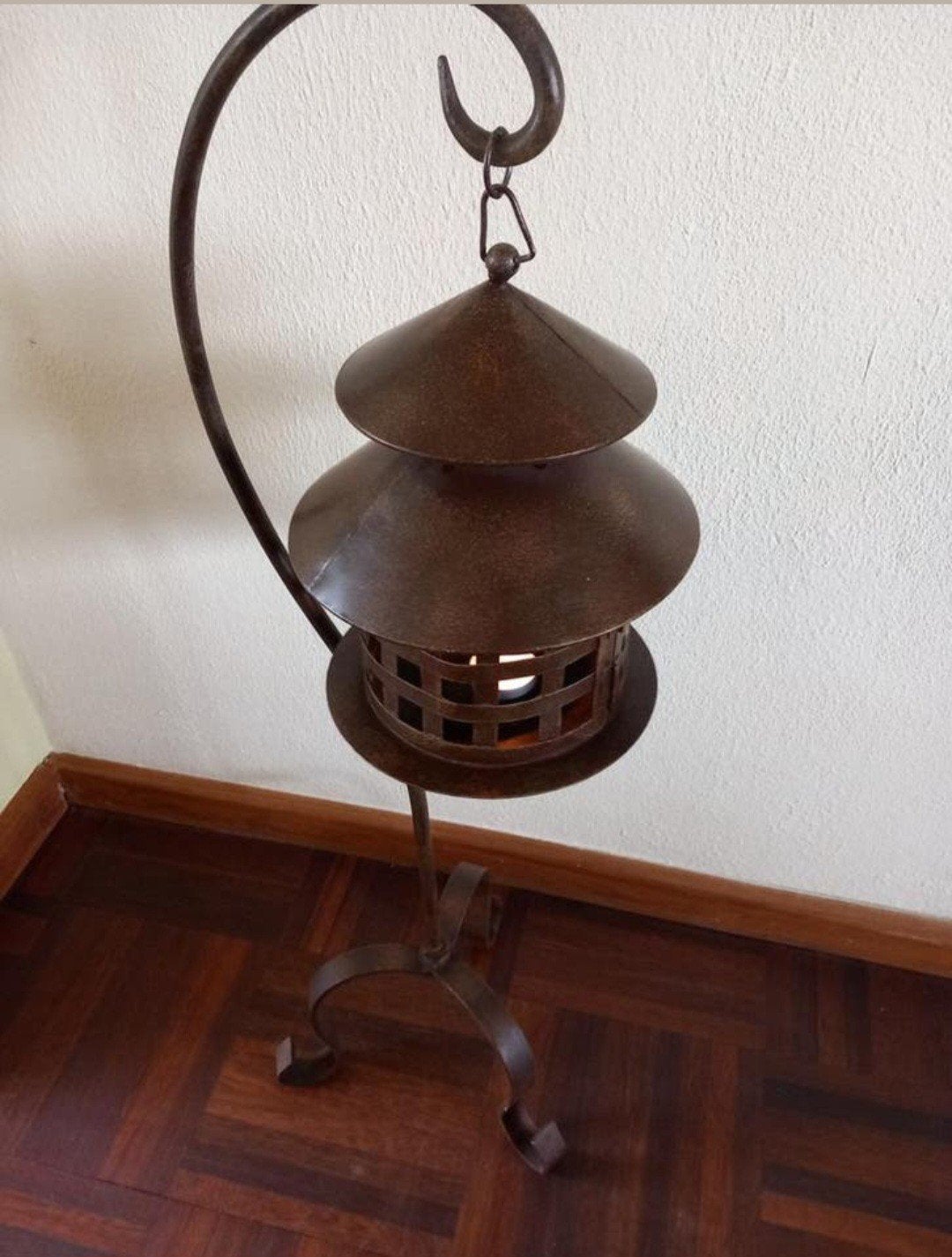 Lifestyle bruin ijzer lantaarn kaarsenhouder 85cm geldrop, Huis en Inrichting, Woonaccessoires | Kandelaars en Kaarsen, Ophalen
