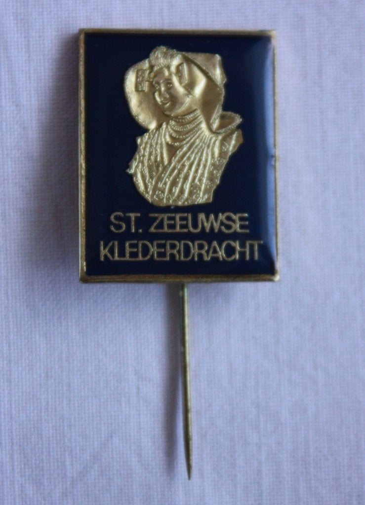Origineel Speldje €.7,00 In relief: Zeeuwse dame, Verzamelen, Speldjes, Pins en Buttons, Ophalen of Verzenden, Nieuw, Overige onderwerpen