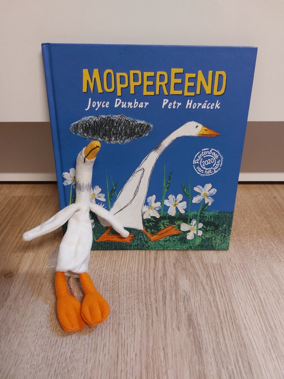 Moppereend vingerpopje met boek, Ophalen of Verzenden, Gelezen