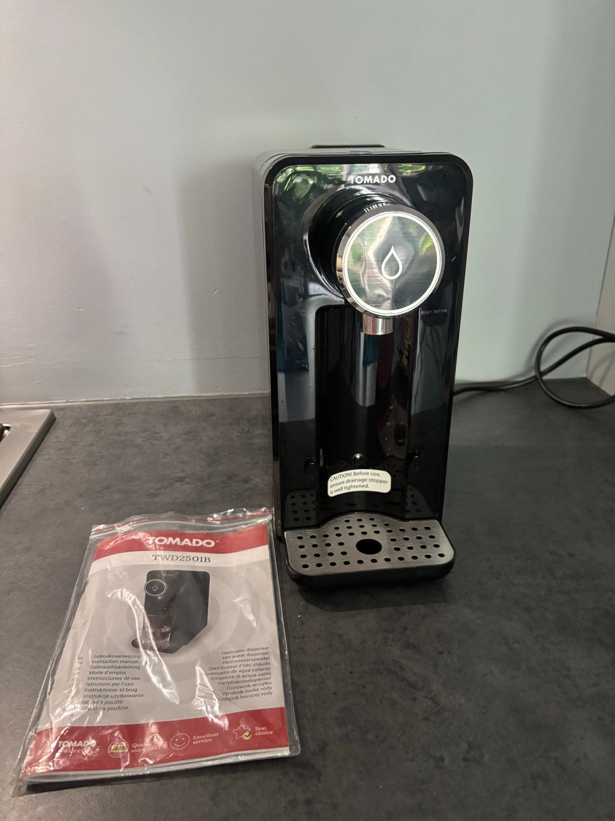 Tomado TWD2501B Heetwaterdispenser - Zwart, 2 liter of meer, Ophalen of Verzenden, Gebruikt