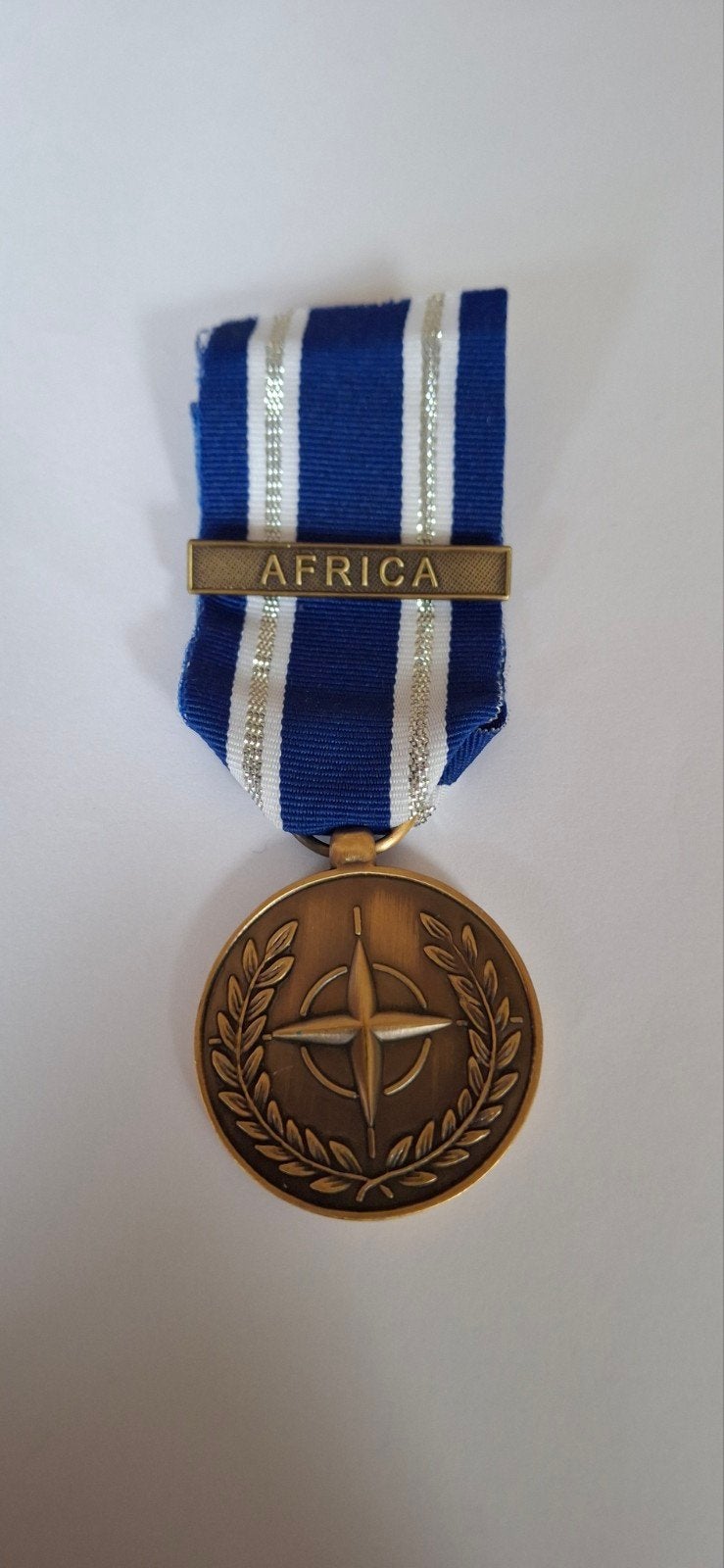 medaille NATO Afrika, Ophalen of Verzenden, Landmacht, Nederland, Lintje, Medaille of Wings