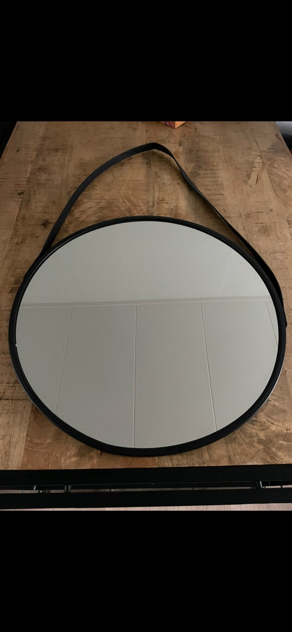 Ronde spiegel met zwarte rand en leren ophangband, Huis en Inrichting, Minder dan 50 cm, Gebruikt, Rond, Ophalen of Verzenden