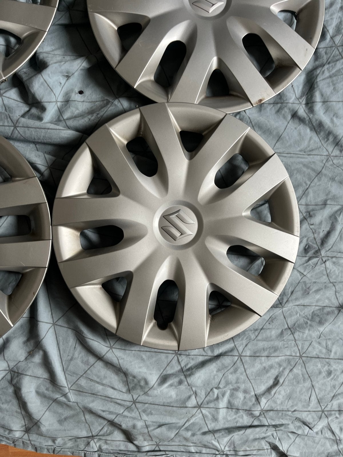 15 inch Suzuki wieldoppen set (4 stuks) inclusief ringen, Auto diversen, Wieldoppen, Ophalen of Verzenden, Zo goed als nieuw