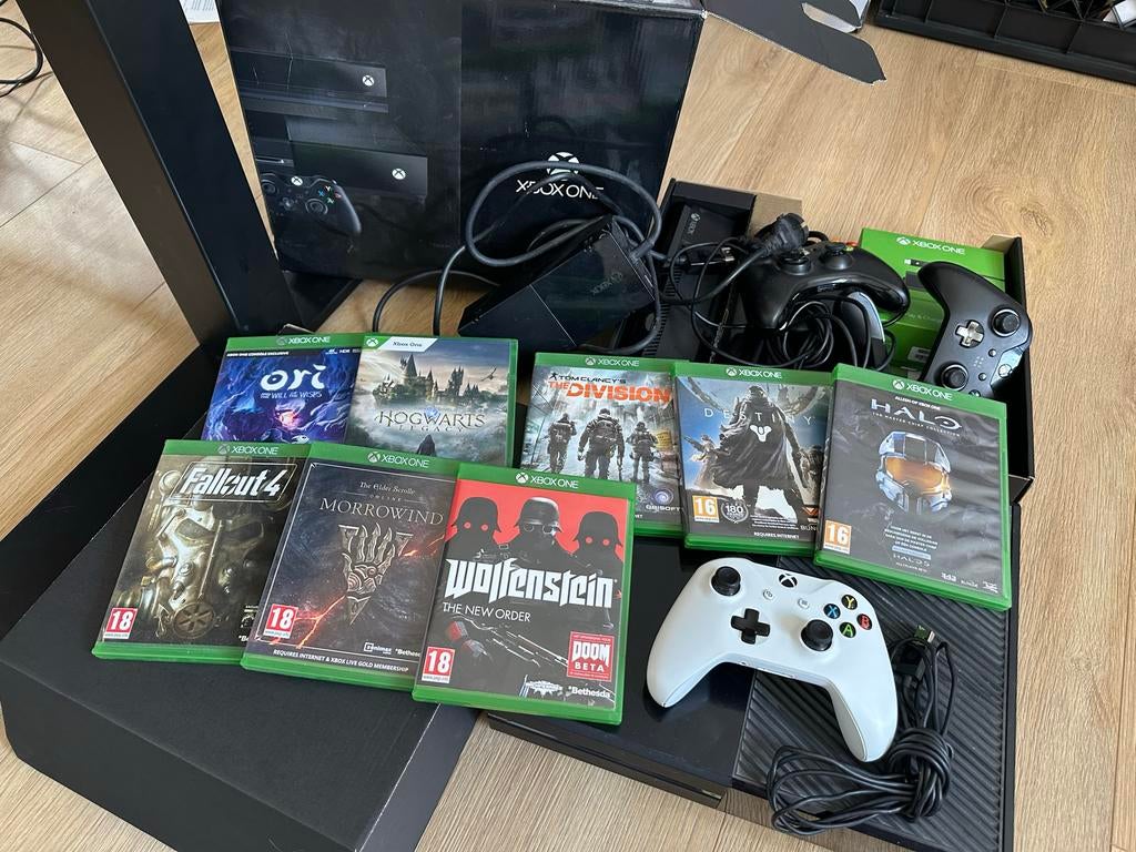 Xbox One met meerdere controllers en 8 games, Spelcomputers en Games, Spelcomputers | Xbox One, Gebruikt, Xbox One, 500 GB, Met 2 controllers
