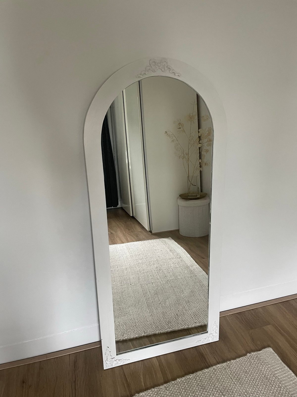 Witte Boogspiegel met Sierlijke Details, Ophalen, 100 tot 150 cm, Zo goed als nieuw, Overige vormen
