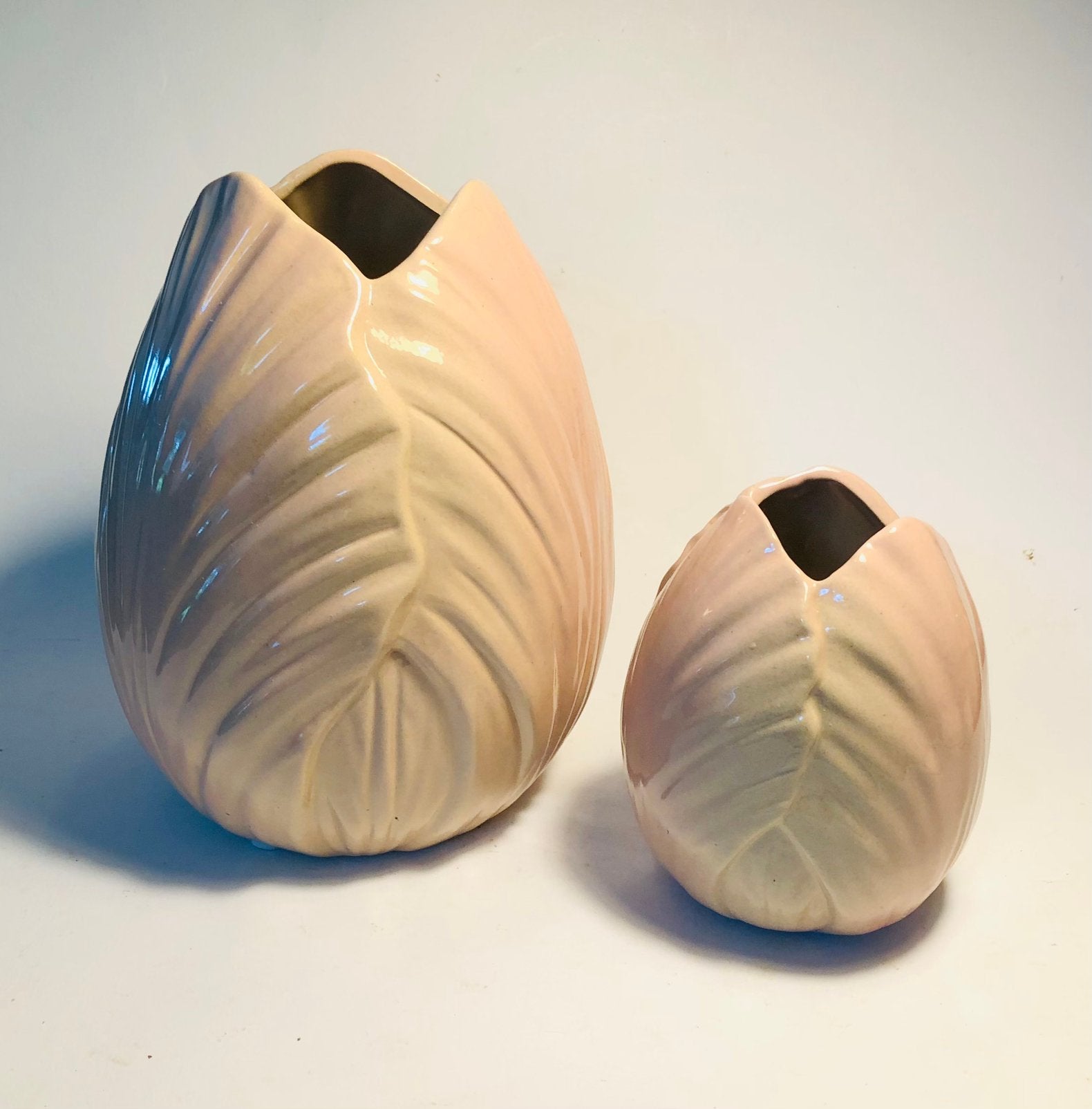 Twee leuke vazen, plantenpotten in de vorm van tulpen,, Huis en Inrichting, Woonaccessoires | Vazen, Ophalen of Verzenden, Zo goed als nieuw