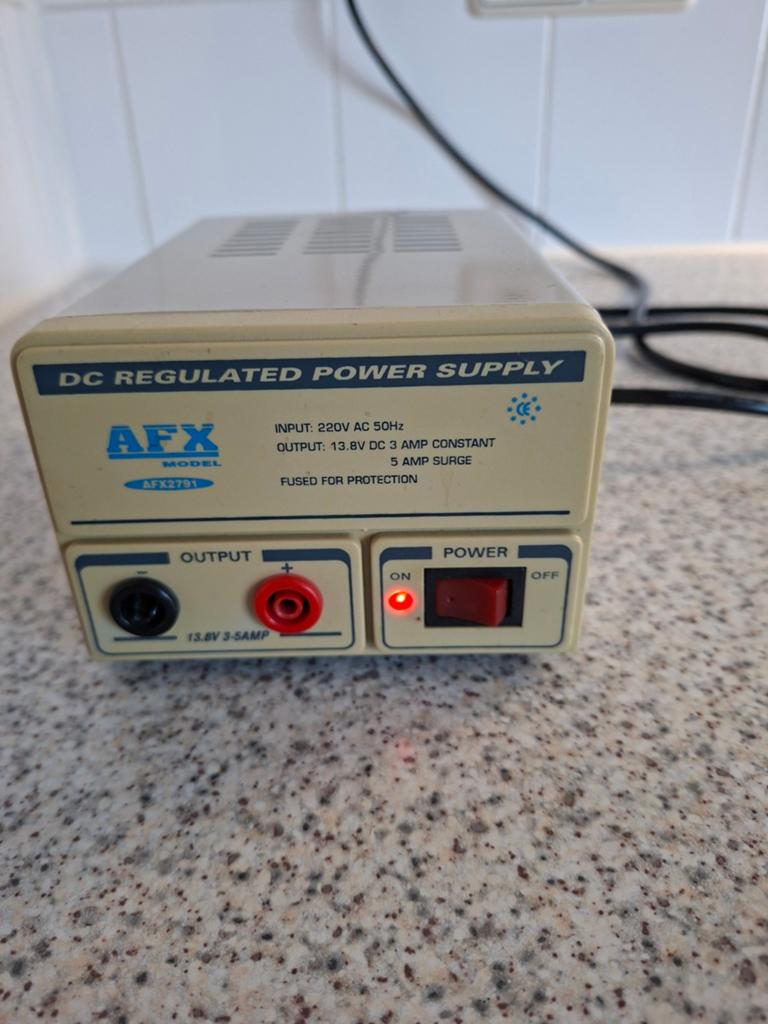 Een nog  goede en nette voeding van 3-5AMP !, Telecommunicatie, Zenders en Ontvangers, Ophalen of Verzenden, Zo goed als nieuw