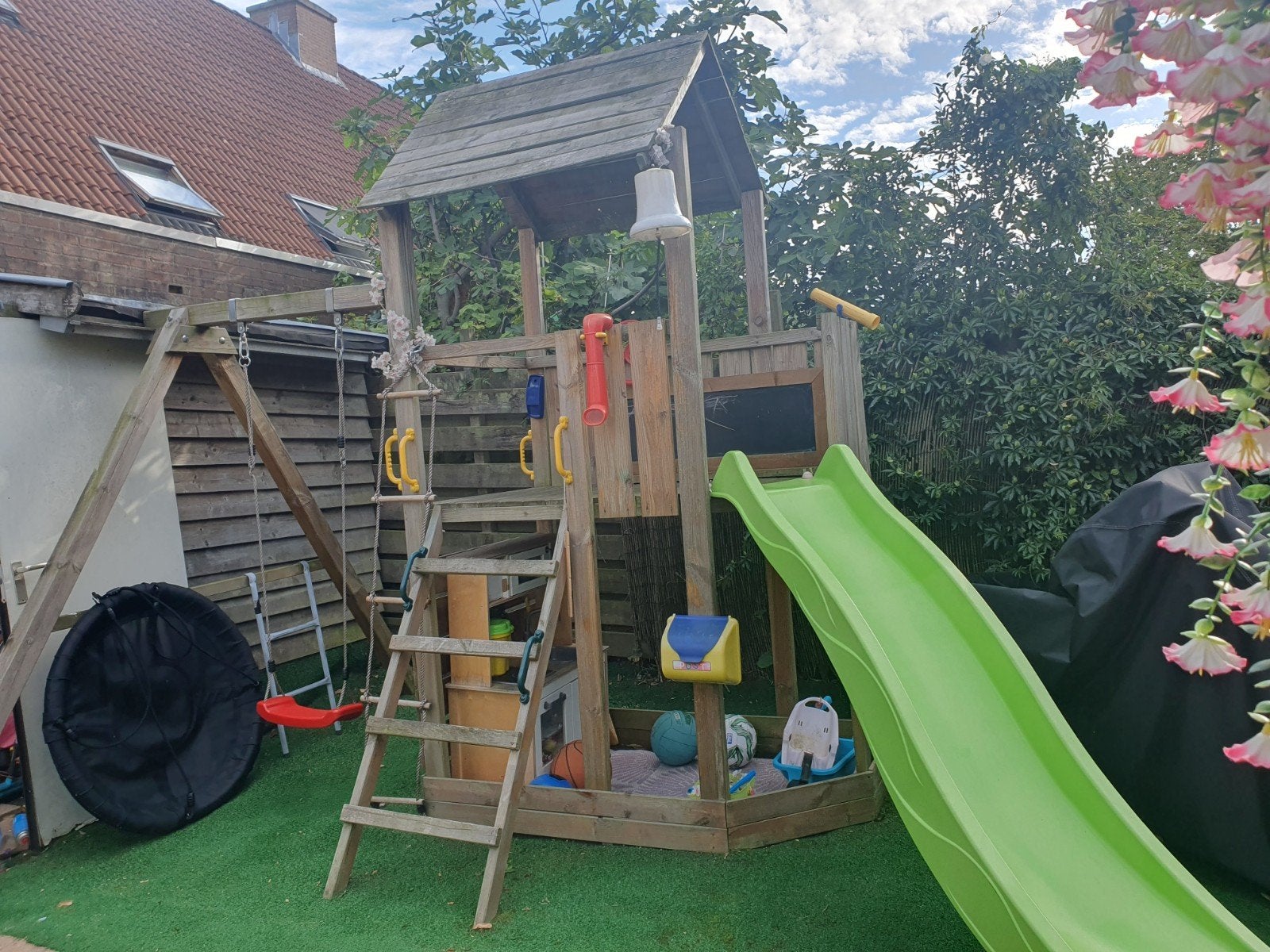 Houten speeltoestel met glijbaan en schommel, Ophalen, Gebruikt, Glijbaan
