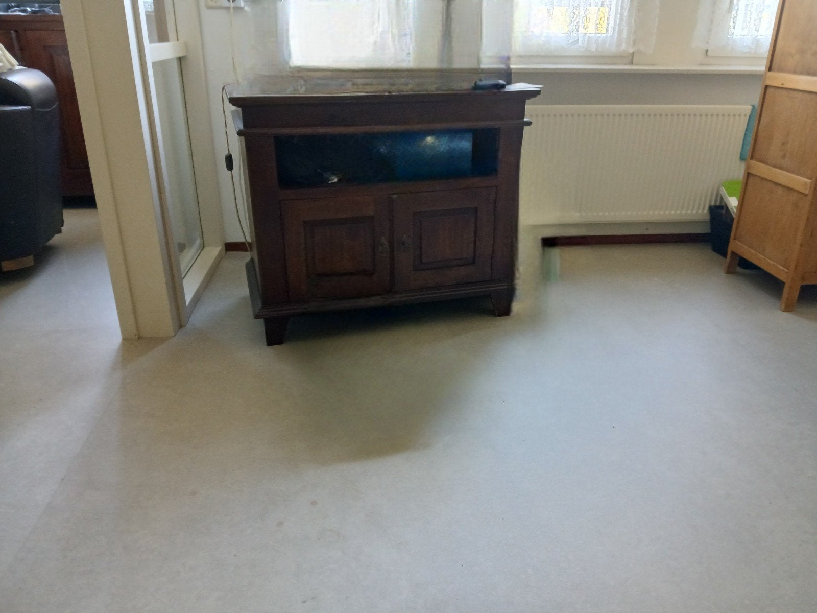 Antiek houten kastje met opbergruimte, Ophalen
