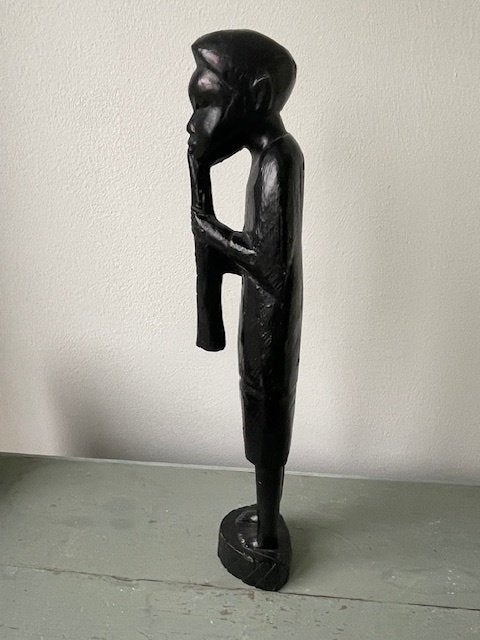 Vintage Afrikaans beeld hout Man spelend op een fluit Zwart., Gesneden, Afrika, 23 cm, Zwart