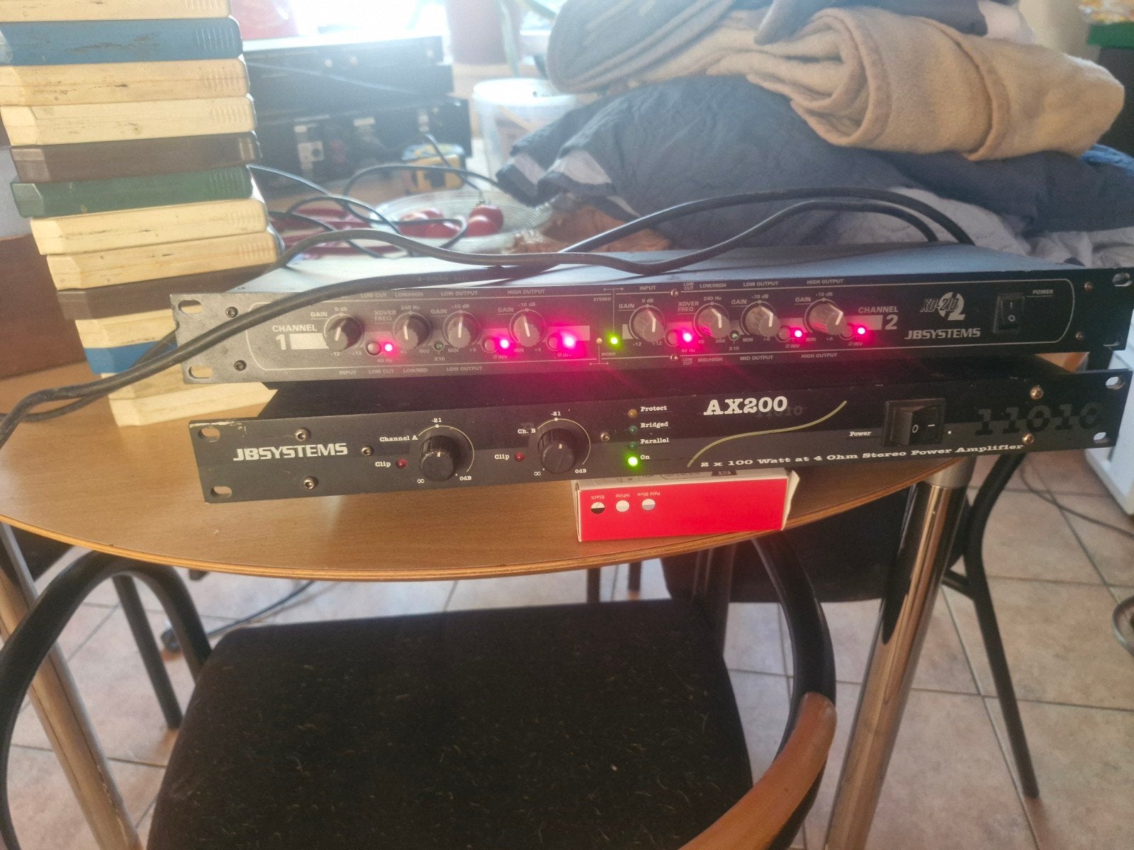 Diverse werkende PA apparatuur: versterkers, mixer, limiter, Ophalen