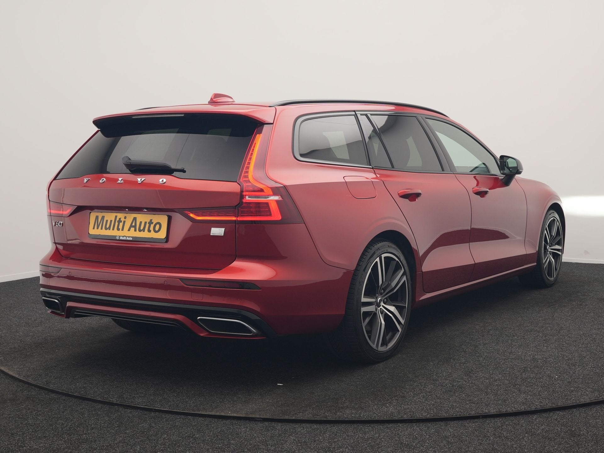 Volvo V60 T6 Recharge AWD R-Design PHEV 340pk Dealer O.H | T, Automaat, Gebruikt, Zwart, 4 cilinders