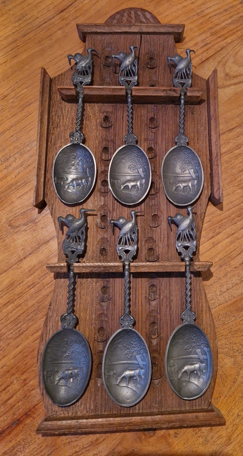 Vintage tinnen lepels op houten rek - 6 stuks, Ophalen of Verzenden