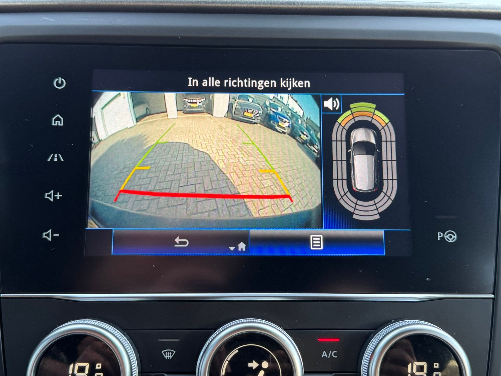 Renault KADJAR 1.3 TCe Black Edition Automaat Camera Carplay, Auto's, Gebruikt, 4 cilinders, 715 kg, Blauw