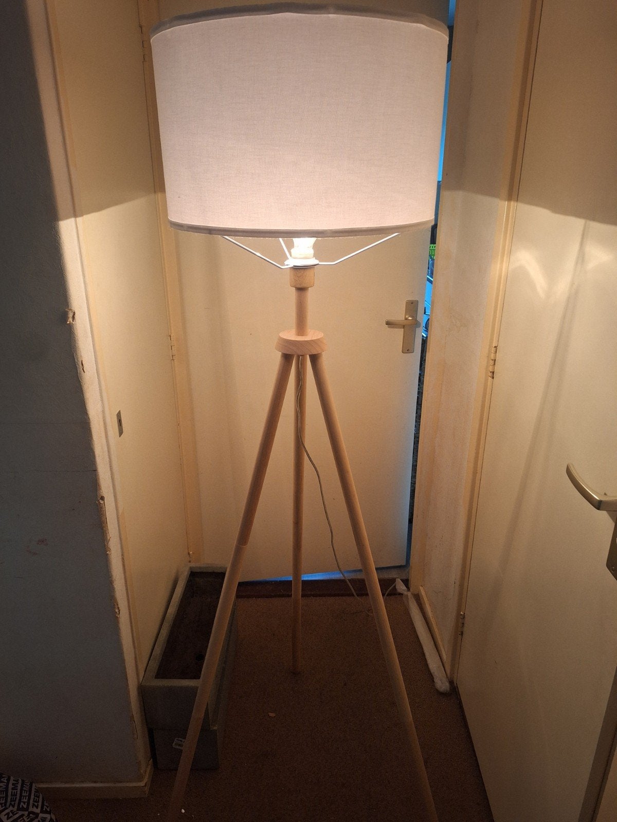 Staande lamp op houten driepoot, Ophalen, Zo goed als nieuw, Hout, 100 tot 150 cm
