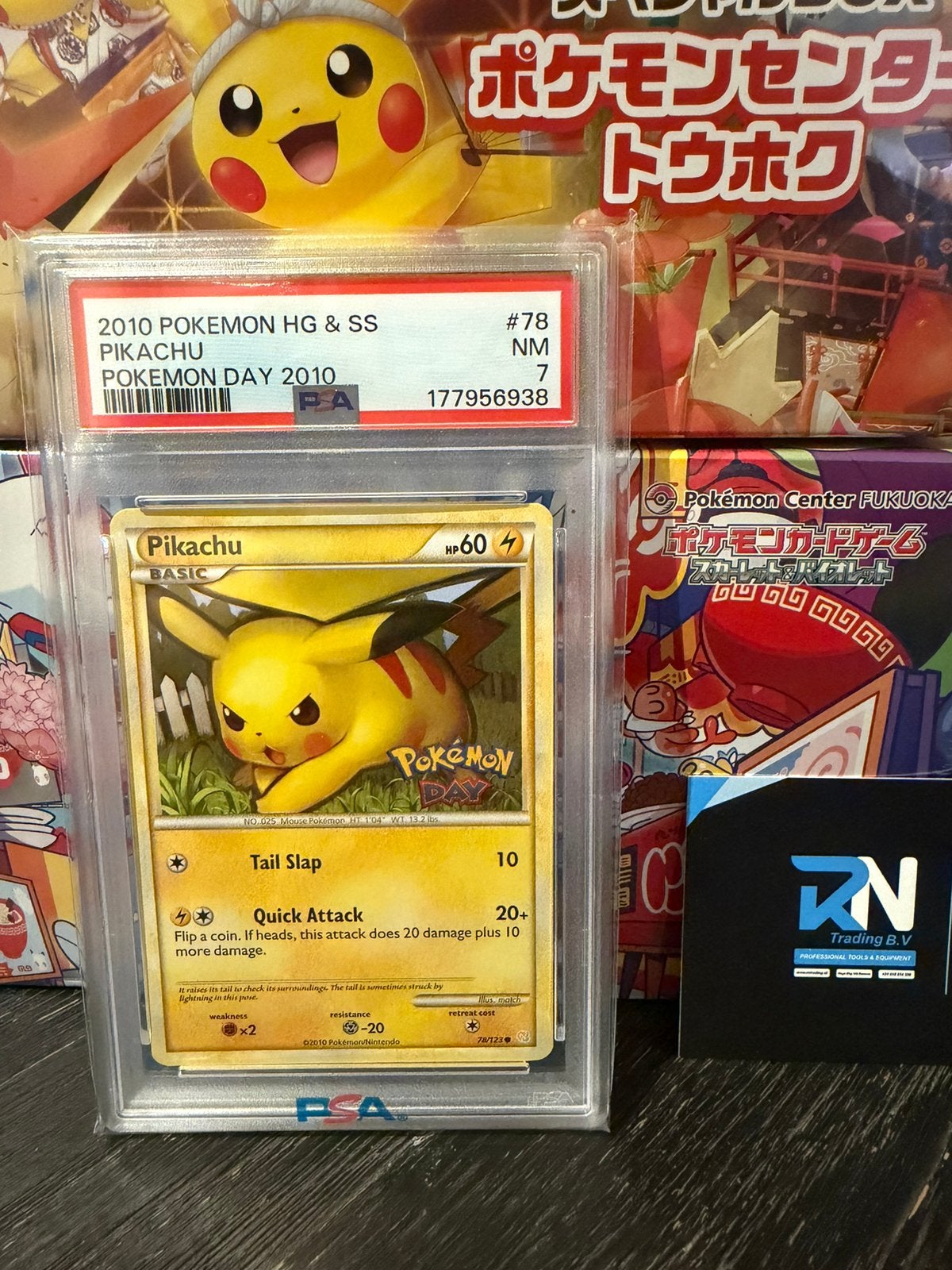Pikachu Pokémon Day 2010 – PSA 7, Ophalen of Verzenden, Zo goed als nieuw