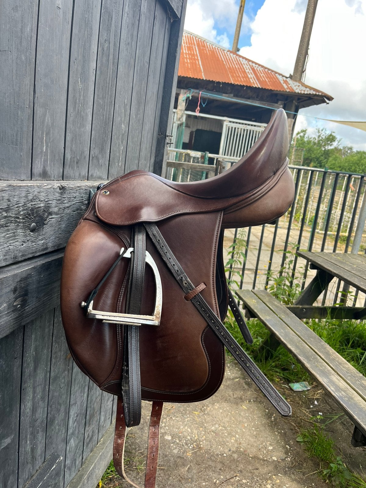 Busse berlin zadel 17 inch bruin, Dieren en Toebehoren, Paarden en Pony's | Zadels, Ophalen, Gebruikt, Dressuur