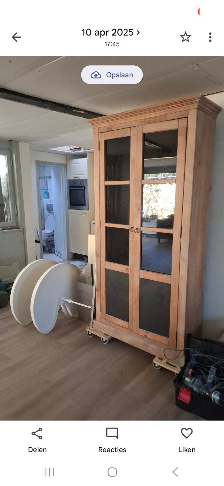 Koloniale vitrinekast met krijt gedeelte, Huis en Inrichting, Kasten | Vitrinekasten, Ophalen, Met deur(en), 50 tot 100 cm, Zo goed als nieuw