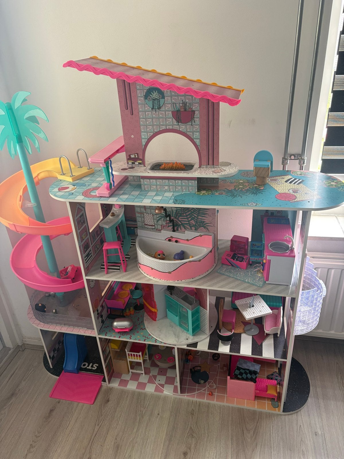 Grote LOL Surprise Houten Poppenhuis met Zwembad en Glijbaan, Ophalen of Verzenden, Gebruikt, Meisje
