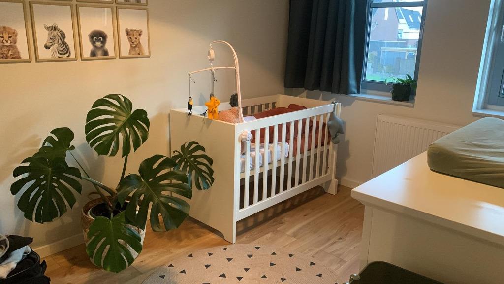 Babykamer, commode & ledikant echt hout, Kinderen en Baby's, Kinderkamer | Commodes en Kasten, Ophalen, Gebruikt, 50 tot 70 cm