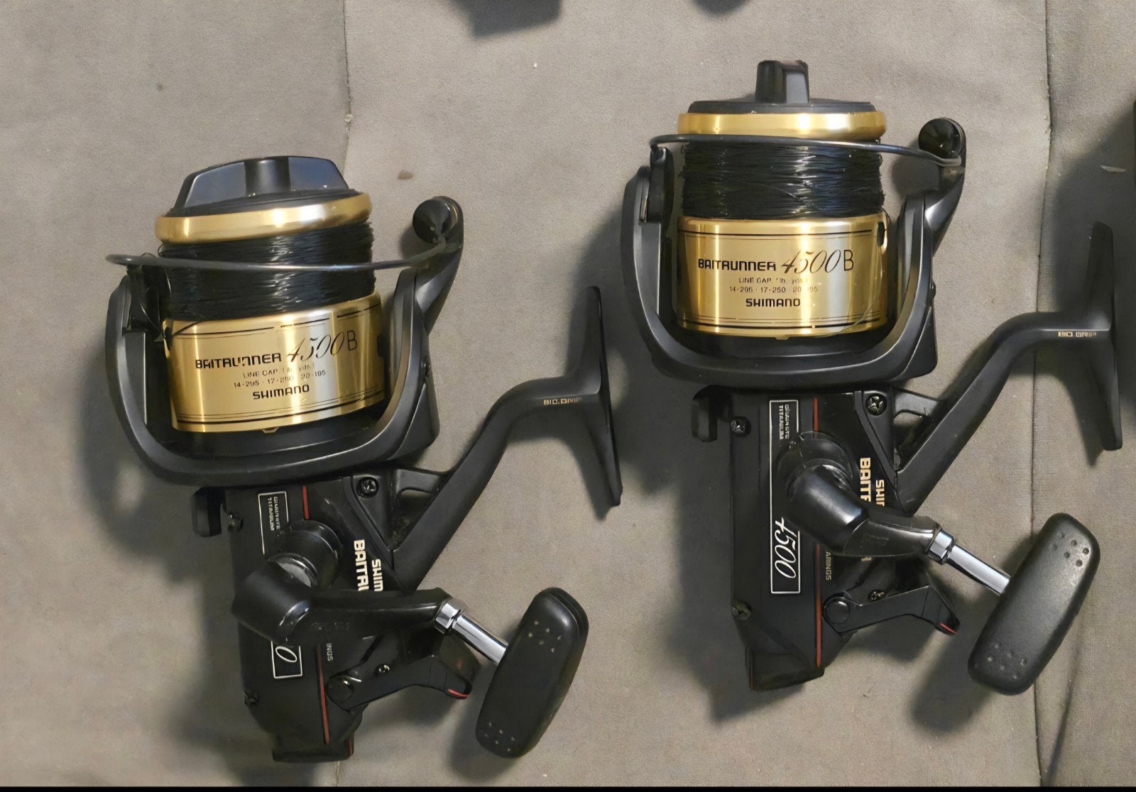 2x Shimano Baitrunner 4500B Gouden Spoel, Ophalen of Verzenden, Zo goed als nieuw, Molen