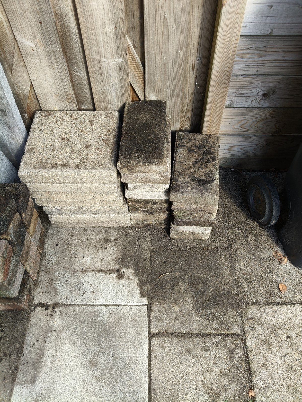 gratis af te halen tuintegels en opsluitbandjes, Tuin en Terras, Ophalen, Gebruikt, Beton, Klinkers