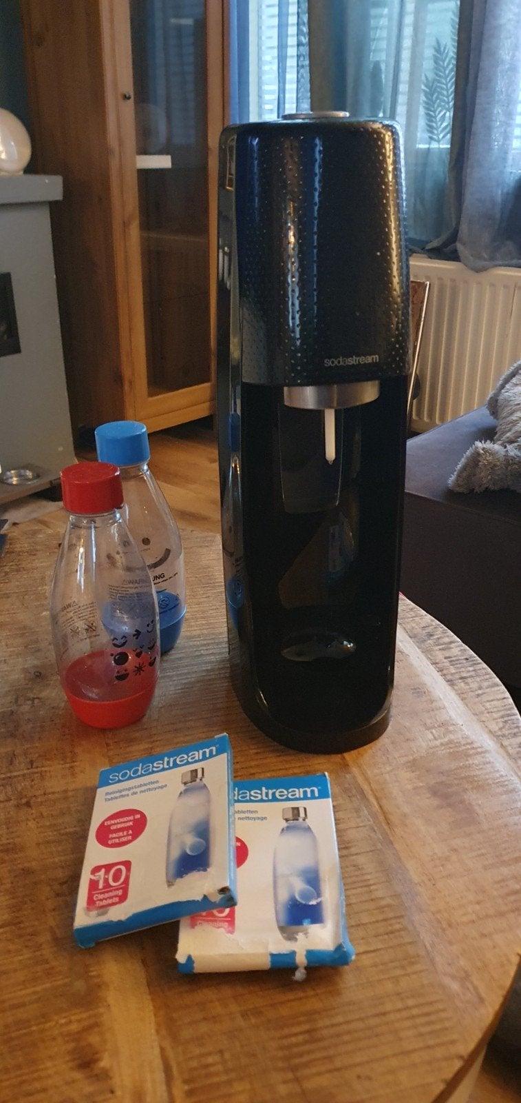Sodastream met 2 flessen en reinigingstabletten, Ophalen, Gebruikt