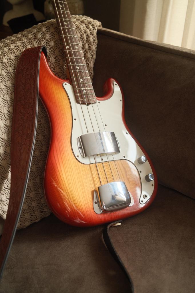 VINTAGE FENDER P-BASS - 1981, Muziek en Instrumenten, Snaarinstrumenten | Gitaren | Bas, Ophalen, Zo goed als nieuw, Elektrisch