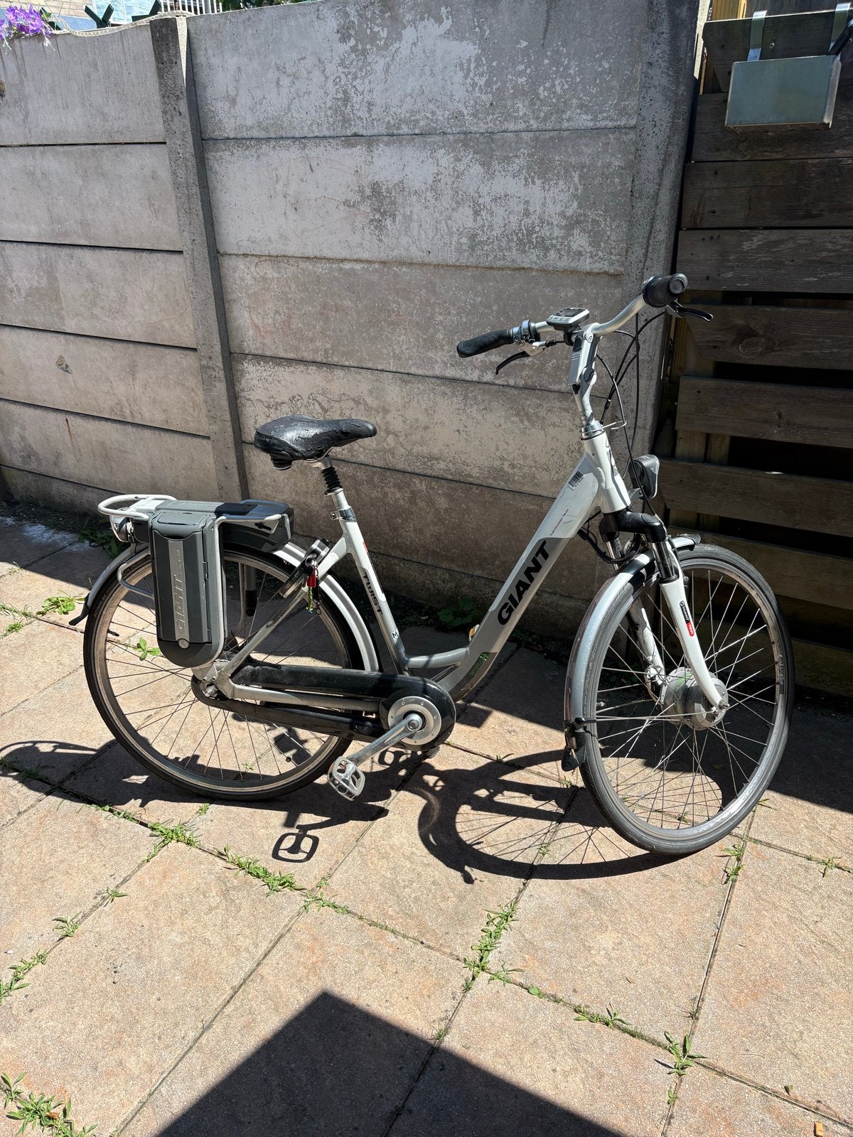 Giant Twist E-bike met accu lader (batterij werkt niet), Ophalen, Gebruikt