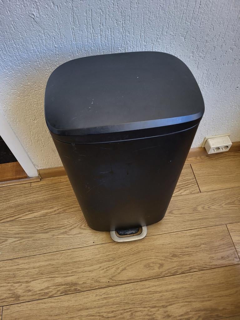 Zwarte prullenbak, Ophalen