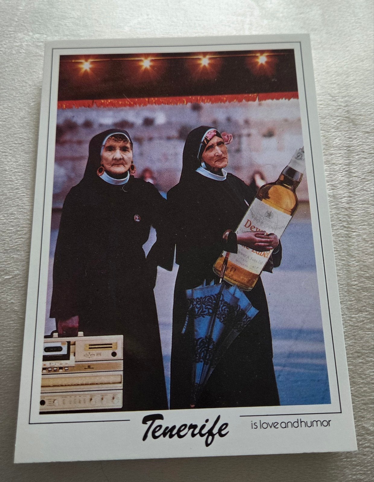 Grappige Ansichtkaart Tenerife: Nonnen met Whisky en Radio, Verzamelen, Verzenden, 1980 tot heden, Ongelopen, Overige thema's