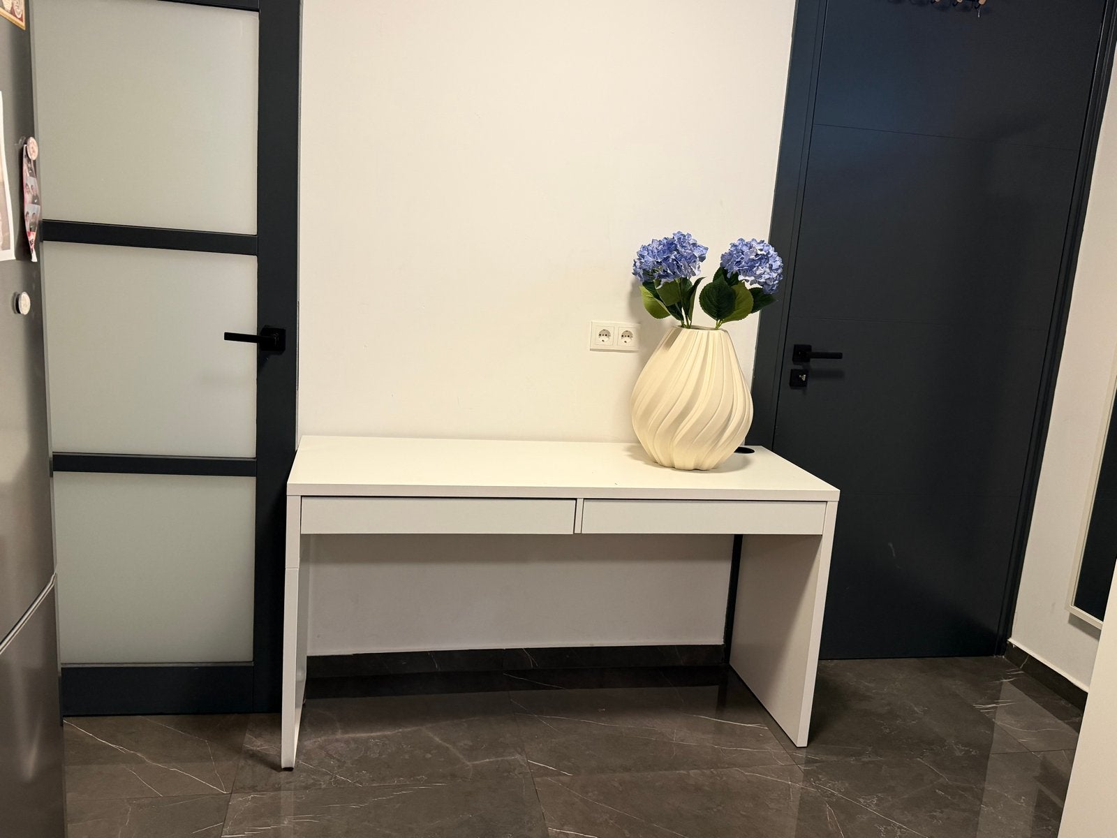 Modern wit bureau met lades, Ophalen, Met lades, Spaanplaat of MDF, Zo goed als nieuw