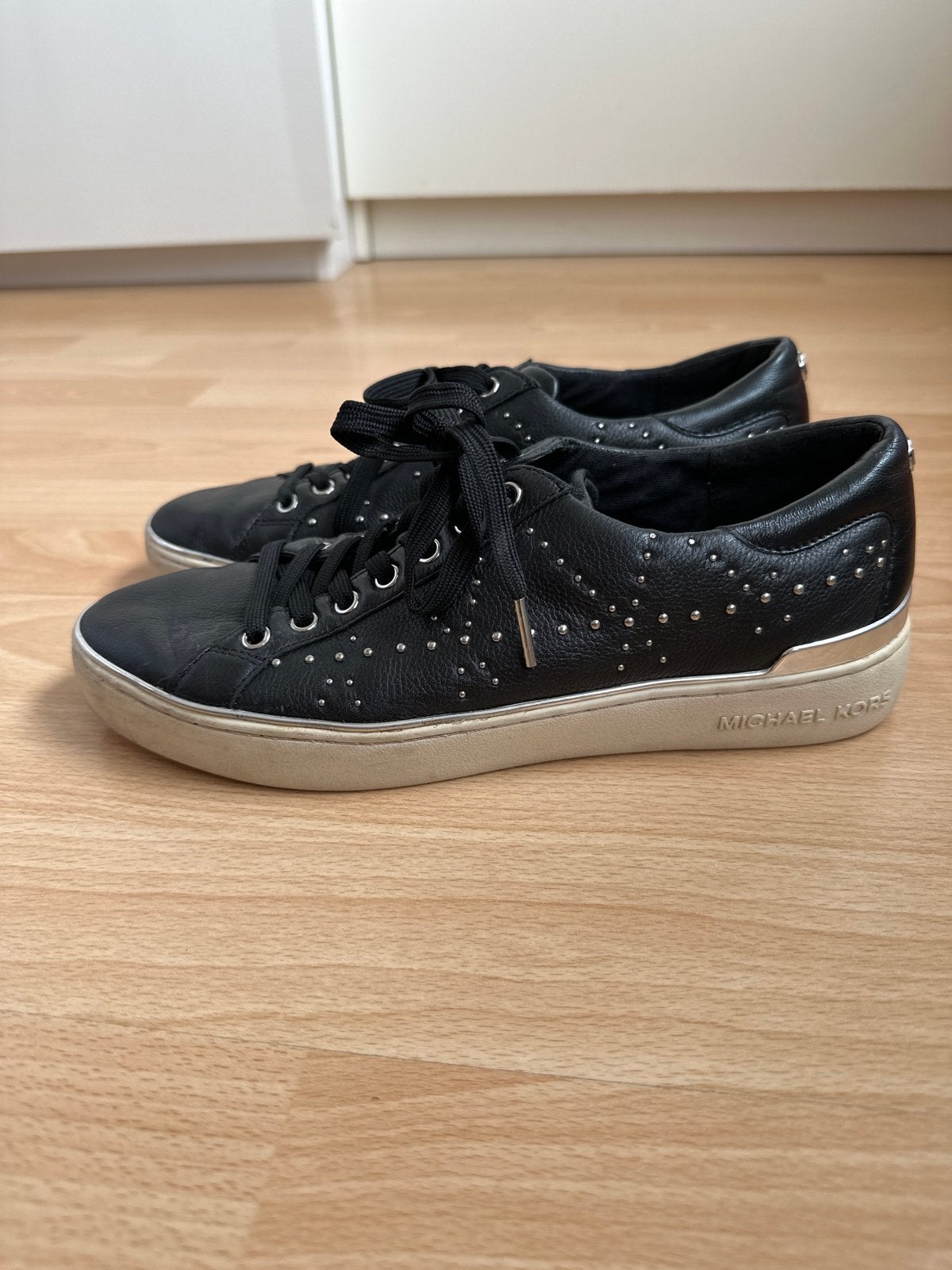 Michael Kors sneakers met studs - Maat 38, Ophalen of Verzenden, Gedragen, Zwart, Sneakers of Gympen