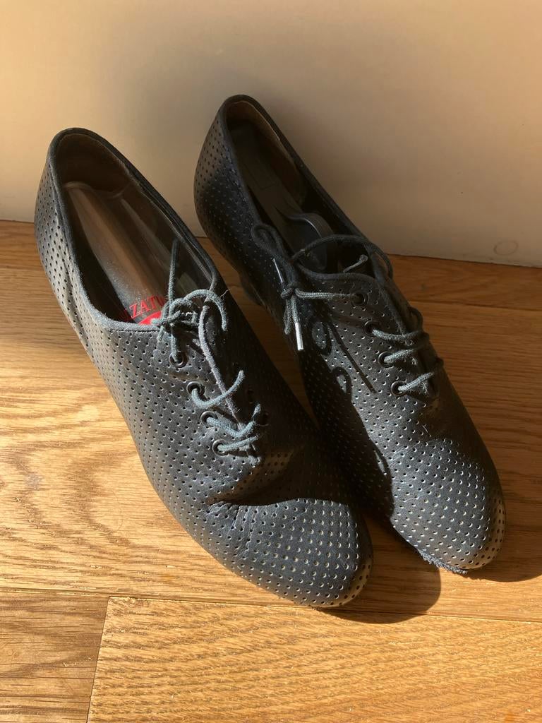 Zwarte geperforeerde dansschoenen met hak, Ophalen, Gedragen, Zwart, Dansschoenen