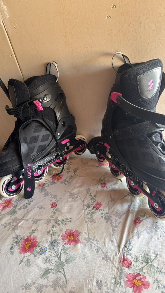 Skeelers Story - Zwart met roze accenten, Zo goed als nieuw, Inline skates 4 wielen, Dames, Ophalen